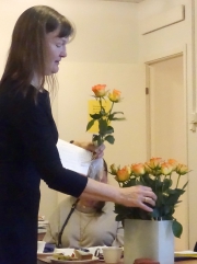 ordförande Marianne delar ut rosor på årsmötet DSC04875